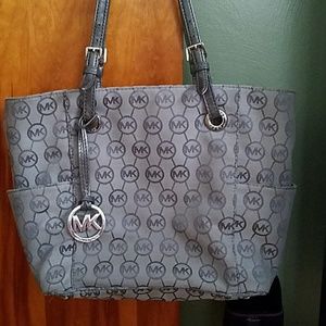 Michael Kors Jet Set Logo